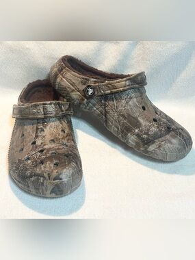 Camo fleece lined Realtree Crocs 10M 12W